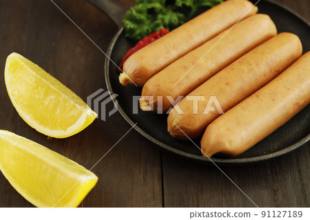 法蘭克福香腸,桌上塞滿歐芹的傳統德國豬肉 法蘭克福香腸,桌上塞滿歐芹的傳統德國豬肉 91127189