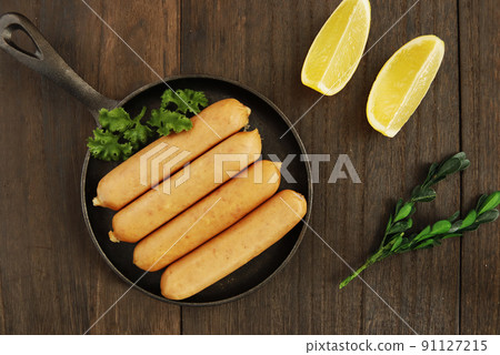 法蘭克福香腸，桌上塞滿歐芹的傳統德國豬肉 91127215