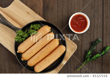 法蘭克福香腸,桌上塞滿歐芹的傳統德國豬肉 法蘭克福香腸,桌上塞滿歐芹的傳統德國豬肉 91127216