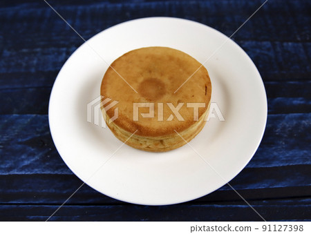 Imagawayaki, a classic snack with Japanese sweets called Odaiyaki on the table 91127398