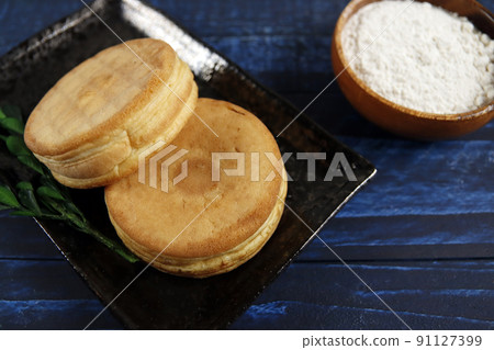 Imagawayaki, a classic snack with Japanese sweets called Odaiyaki on the table Imagawayaki, a classic snack with Japanese sweets called Odaiyaki on the table 91127399