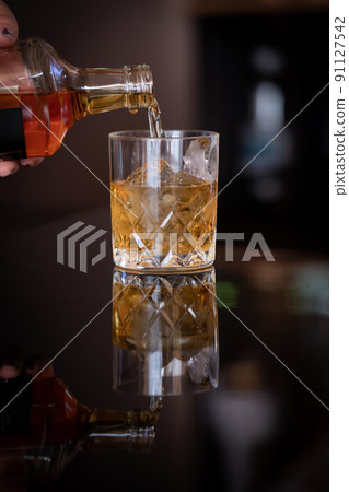 威士忌倒入玻璃威士忌 威士忌倒入玻璃威士忌 91127542