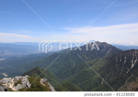 [Yamanashi Prefecture, June] A spectacular view of Mt. Hoo and Mt. Fuji on the horizon from the front of the summit of Mt. 91128080