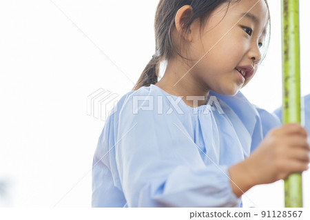 Girl playing with play equipment 91128567