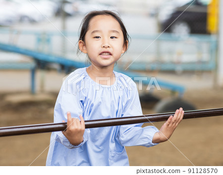 努力在單槓上的女孩 91128570