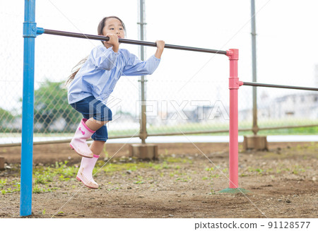 努力在單槓上的女孩 91128577