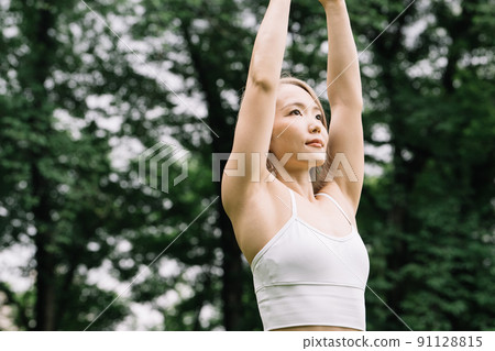 戶外一個年輕小伙子瑜伽 戶外一個年輕小伙子瑜伽 91128815