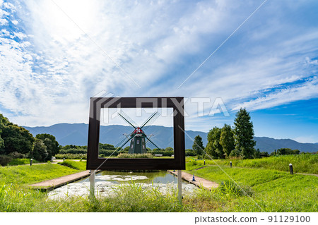 岐阜縣海津市水鄉水鄉公園中心在初秋與美麗的荷蘭風車 91129100