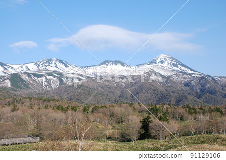 Shiretoko mountains, early spring / Mountains of Shiretoko seen from Lake Rausu 91129106