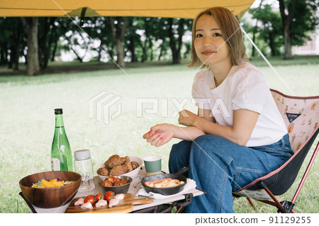 Women eating in the camp / outdoors 91129255
