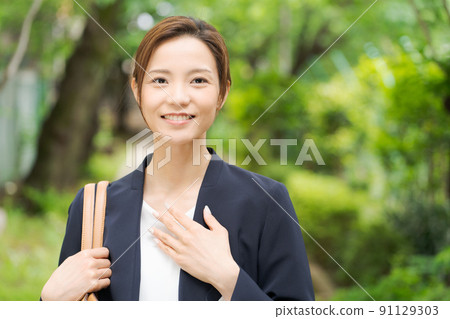 Female in her 20s Fresh green 91129303