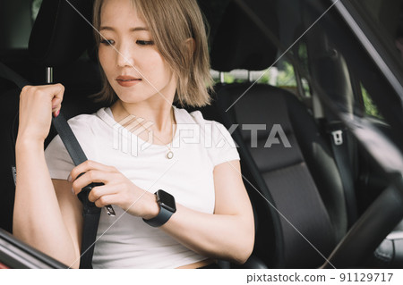 一個安全帶的女人 一個安全帶的女人 91129717