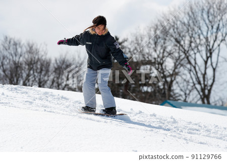 女孩在雪地溜冰鞋上滑在雪地上 女孩在雪地溜冰鞋上滑在雪地上 91129766