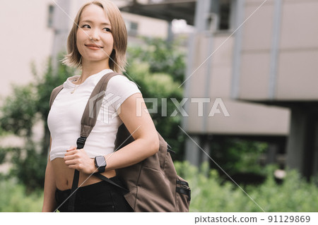 20 多歲的健康金發日本女性，Y2K 時尚 91129869
