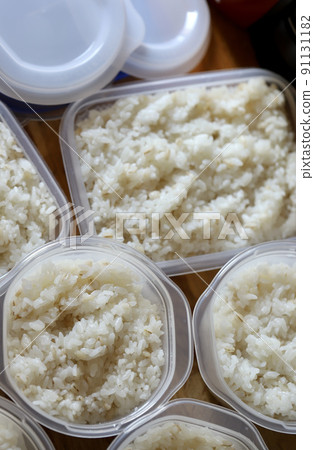 將新鮮煮熟的米飯和壓榨的大麥分成小份,放入儲存容器中 將新鮮煮熟的米飯和壓榨的大麥分成小份,放入儲存容器中 91131182