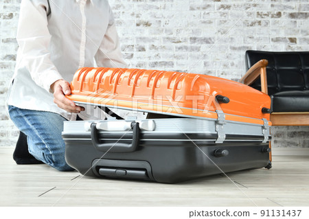 一個女人為旅行做準備 91131437