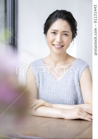 50 歲出頭的女人的美麗形象肖像 91131445