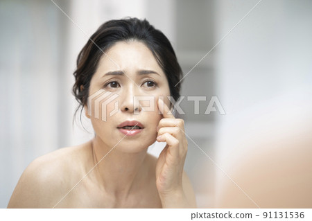 走向鏡子的阿拉菲夫女人皮膚護理皮膚問題圖像 91131536