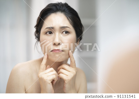 走向鏡子的阿拉菲夫女人皮膚護理皮膚問題圖像 91131541