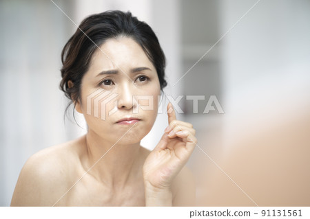 Arafif woman heading to the mirror Skin care Skin troubles image Arafif woman heading to the mirror Skin care Skin troubles image 91131561