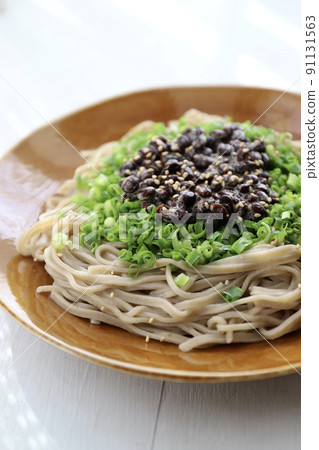 Cold soba noodles with plenty of green onions and black beans and natto 91131563