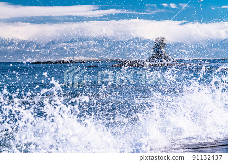 《Toyama Prefecture》 Winter Amaharashi Coast, Onnaiwa and Tateyama Mountain Range 91132437
