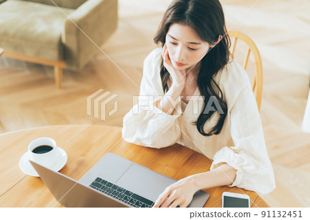 在家使用個人計算機的婦女 91132451