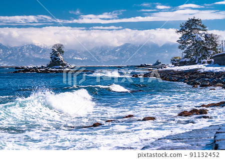 《富山縣》冬季天晴海岸、恩內瓦、立山山脈 91132452