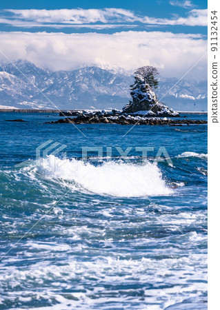 《富山縣》冬季天晴海岸、恩內瓦、立山山脈 91132454