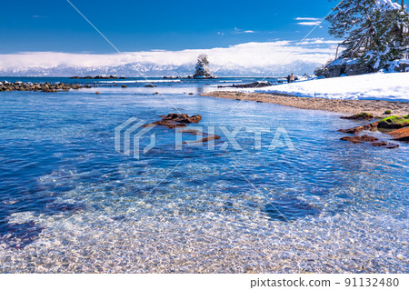 《Toyama Prefecture》 Winter Amaharashi Coast, Onnaiwa and Tateyama Mountain Range 91132480