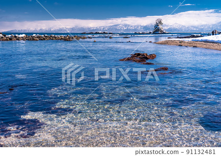 《Toyama Prefecture》 Winter Amaharashi Coast, Onnaiwa and Tateyama Mountain Range 《Toyama Prefecture》 Winter Amaharashi Coast, Onnaiwa and Tateyama Mountain Range 91132481