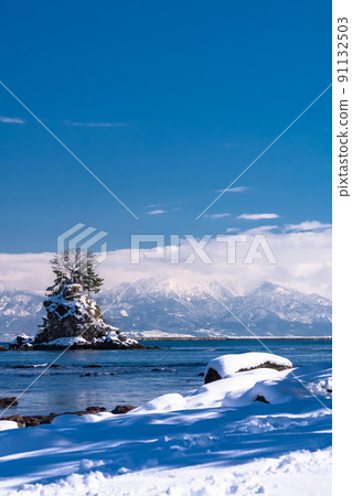 《富山縣》冬季天晴海岸、恩內瓦、立山山脈 91132503