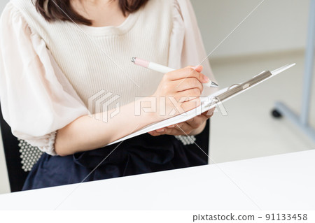 .婦女填寫和檢查文件 .婦女填寫和檢查文件 91133458