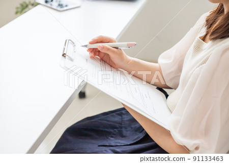 A woman who reviews and signs the contents of the contract 91133463