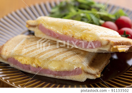 Ham, cheese and egg hot sandwich 91133502