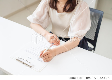 . 簽署文件的女人的手 91133608