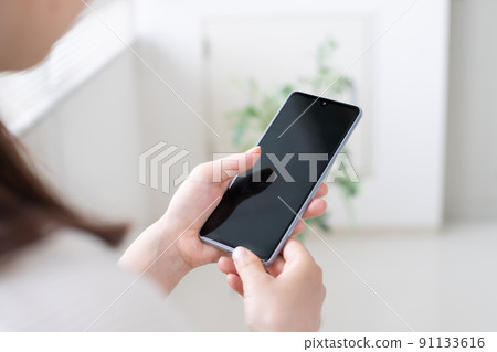 Hands of women who operate smartphones and SNS 91133616