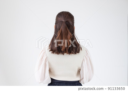 . 一個半長女人背上的白色背景 . 一個半長女人背上的白色背景 91133650
