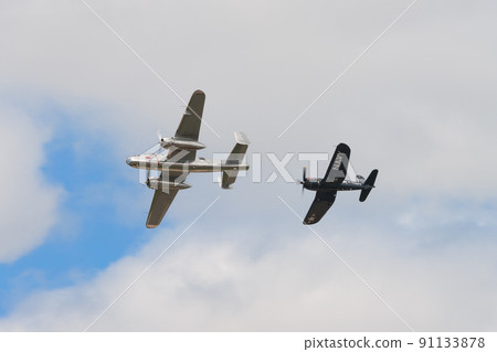 B-25J F4U-4 海盜船艦載戰鬥機配套米切爾轟炸機 B-25J F4U-4 海盜船艦載戰鬥機配套米切爾轟炸機 91133878