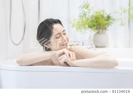 Bath time Arafif woman 91134019