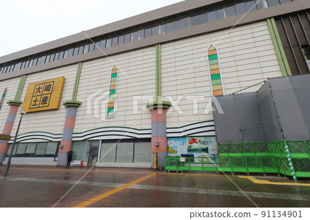 Scenery with Miyagi Osaki Maru Post (JR Furukawa Ekimae Fertility Golden Post) 91134901