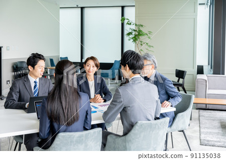 開會的商人(商務、多人、辦公室、會議) 開會的商人(商務、多人、辦公室、會議) 91135038