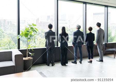 Businessman in the back (business, multiple people, office) 91135054