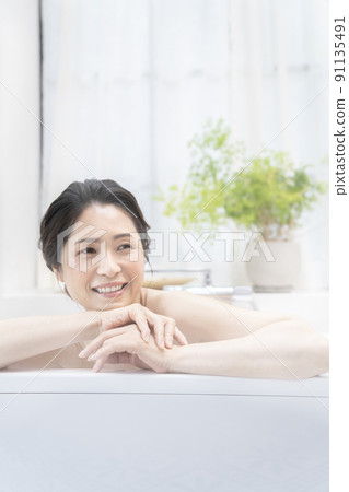 Bath time Arafif woman 91135491