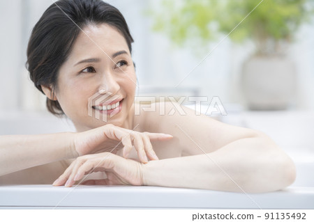 Bath time Arafif woman 91135492