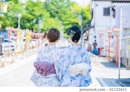 前往夏日祭典的浴衣背影 91135631