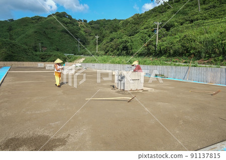 Hires working in the salt pans Hires working in the salt pans 91137815