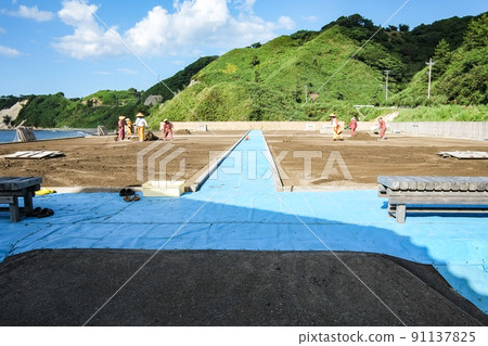 Hires working in the salt pans Hires working in the salt pans 91137825
