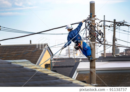 在電線桿上工作的人 91138737