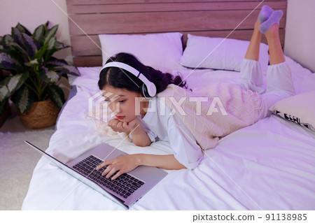 Girl in Watching Music Videos Girl in Watching Music Videos 91138985